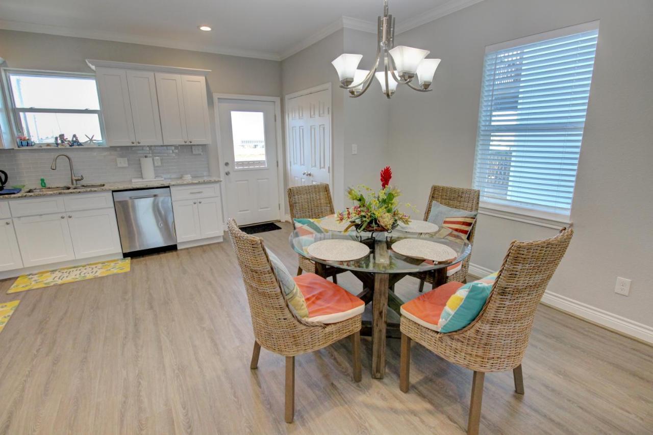 Yellow Beach Haven, Decks, Views, Mere Steps To Sand Galveston Exterior foto