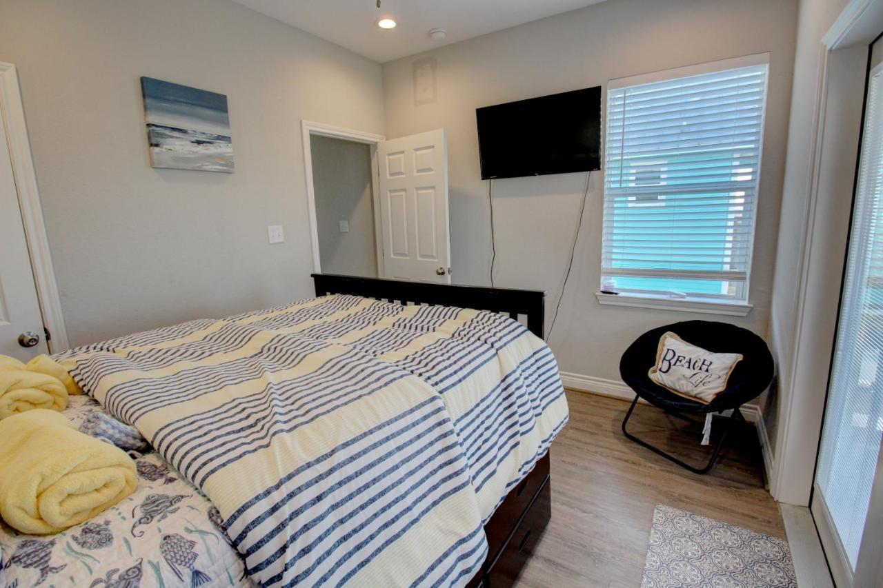 Yellow Beach Haven, Decks, Views, Mere Steps To Sand Galveston Exterior foto
